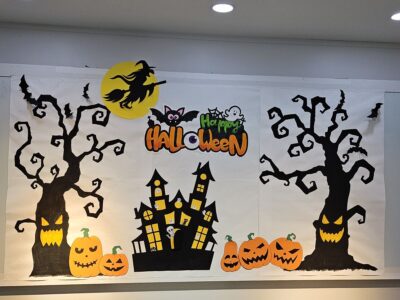 Ý tưởng trang trí Halloween tại lớp học bằng giấy dán tường