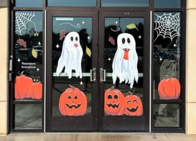 Vẽ Halloween trên cửa kính với hình ma, bí ngô và mạng nhện