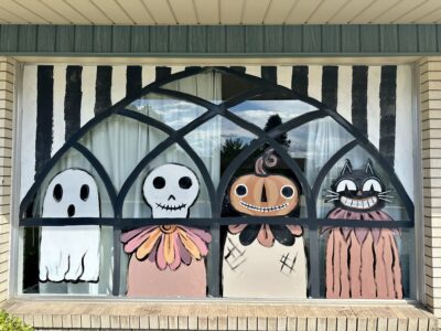 Ý tưởng trang trí Halloween tại cửa hàng qua vẽ trên kính