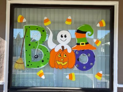 Ý tưởng trang trí Halloween bằng vẽ lên cửa kính sáng tạo