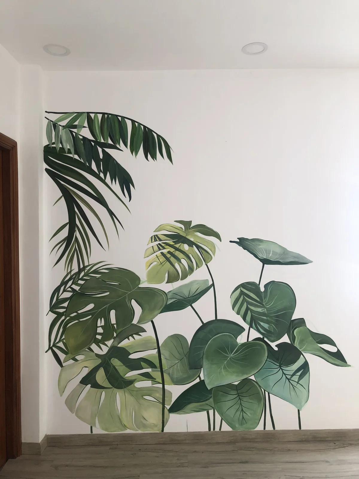 Tranh tường lá nhiệt đới monstera và lá cau xanh vẽ ở hành lang nhà ở