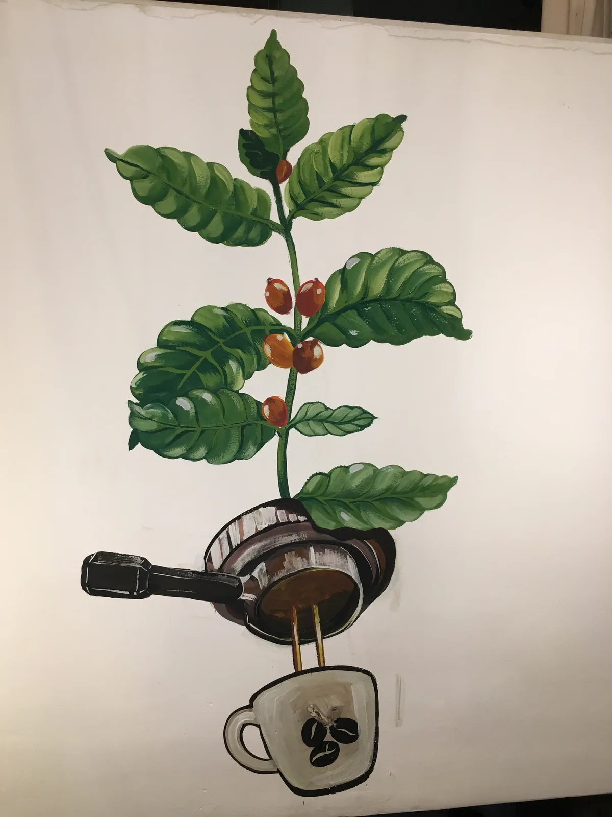 Vẽ tranh tường minh họa cây cà phê mọc từ tay pha espresso trên tường trắng quán cà phê