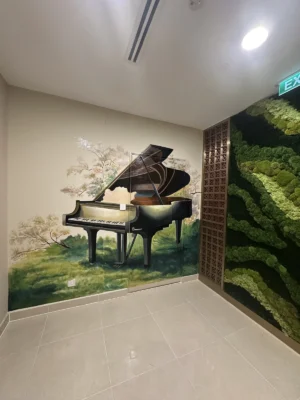Tranh tường phong cảnh có đàn piano đen giữa vườn cỏ hoa vẽ cho trường nhạc