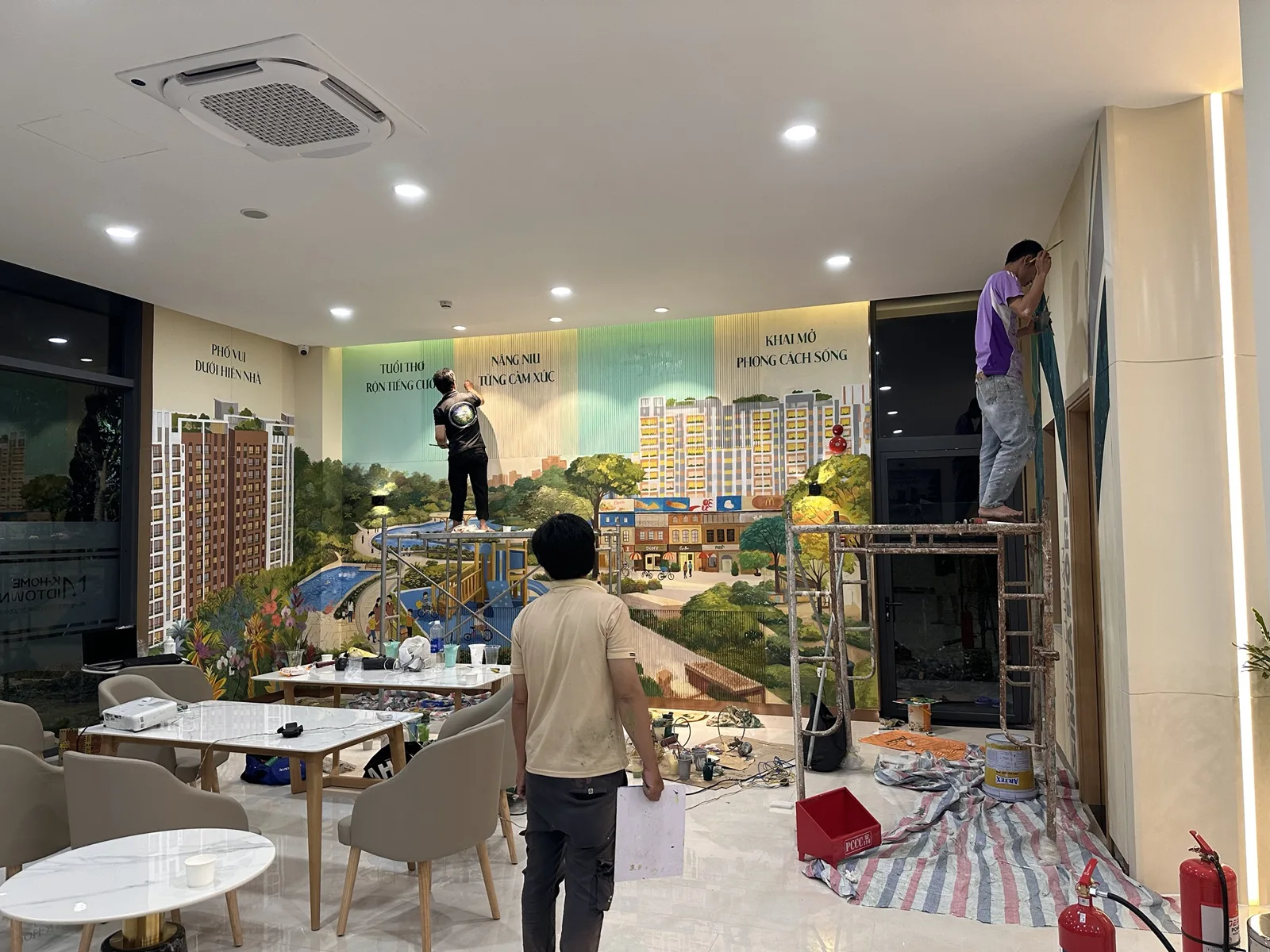 Đội họa sĩ Thái Luận Art vẽ tay tranh tường nhà mẫu dự án Kim Oanh Group