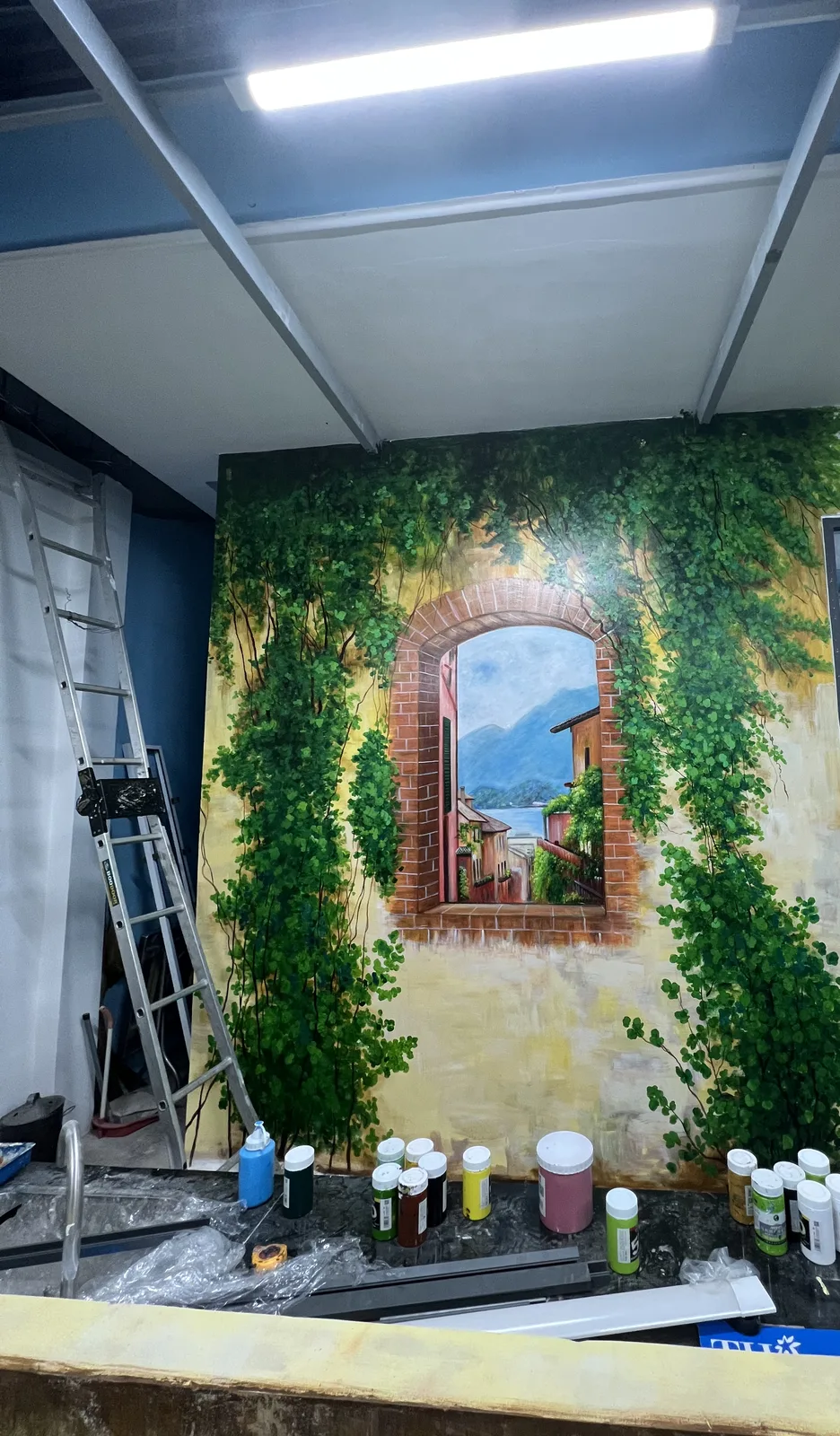 Tranh tường 3D cửa sổ khung gạch dây leo nhìn ra hồ và núi