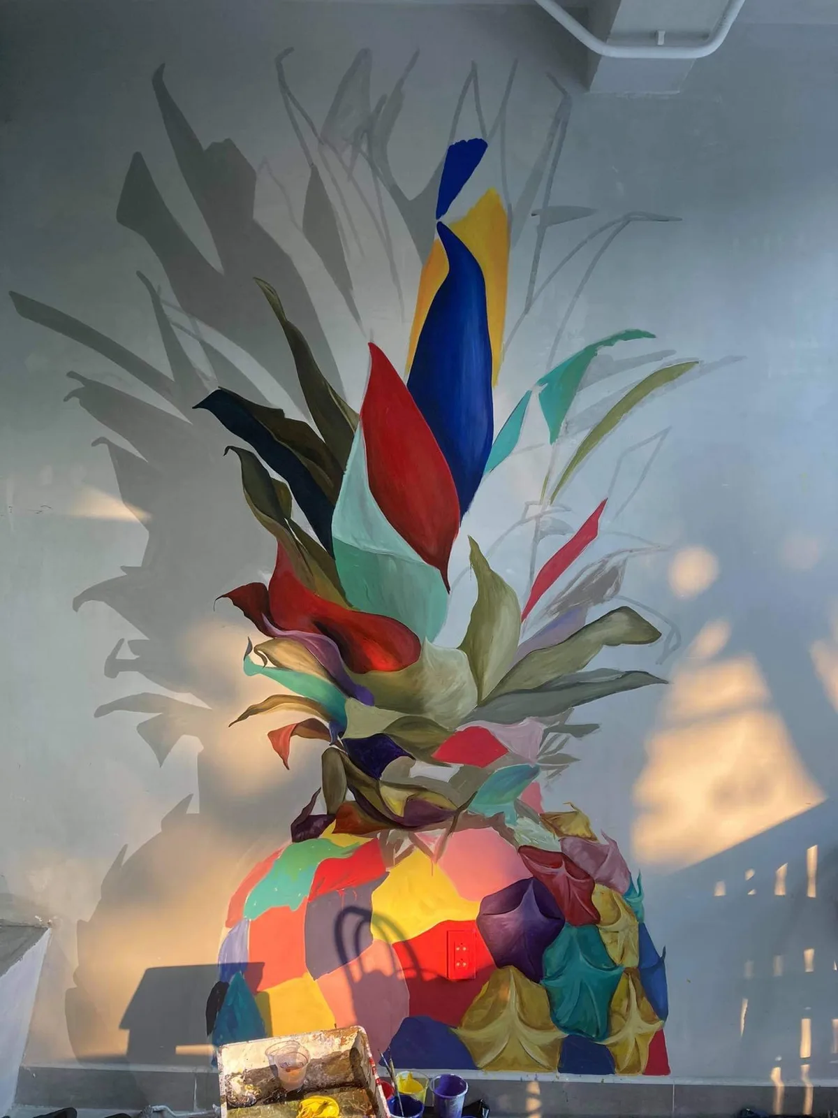Tranh tường 3D quả dứa có bóng đổ trên tường dưới ánh đèn vàng