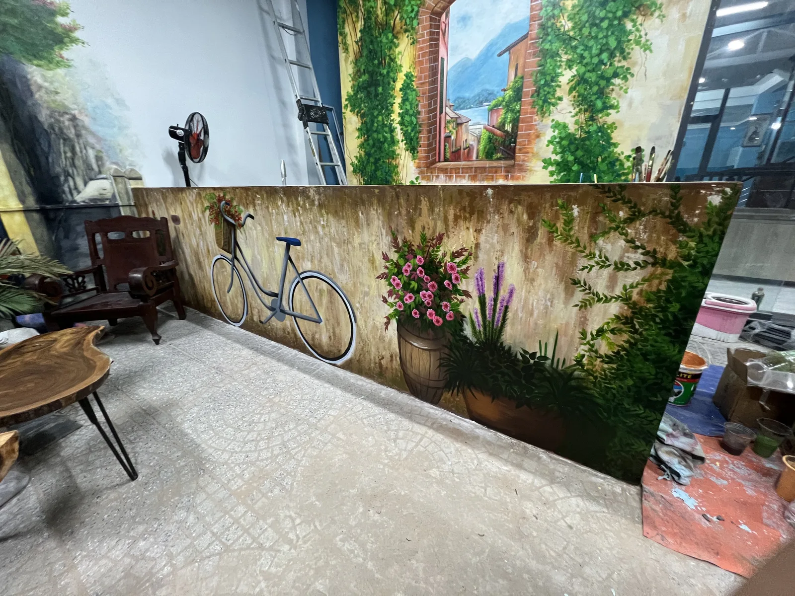 Tranh tường 3D chiếc xe đạp giỏ hoa dựa tường dưới ô cửa sổ