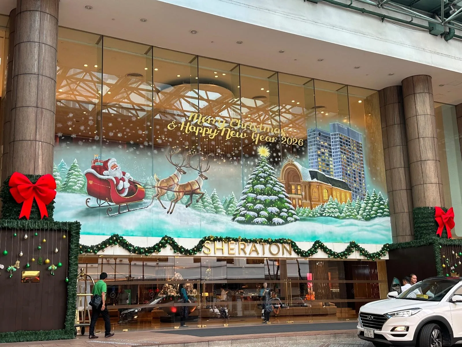 Vẽ tranh kính Noel mặt tiền khách sạn Sheraton