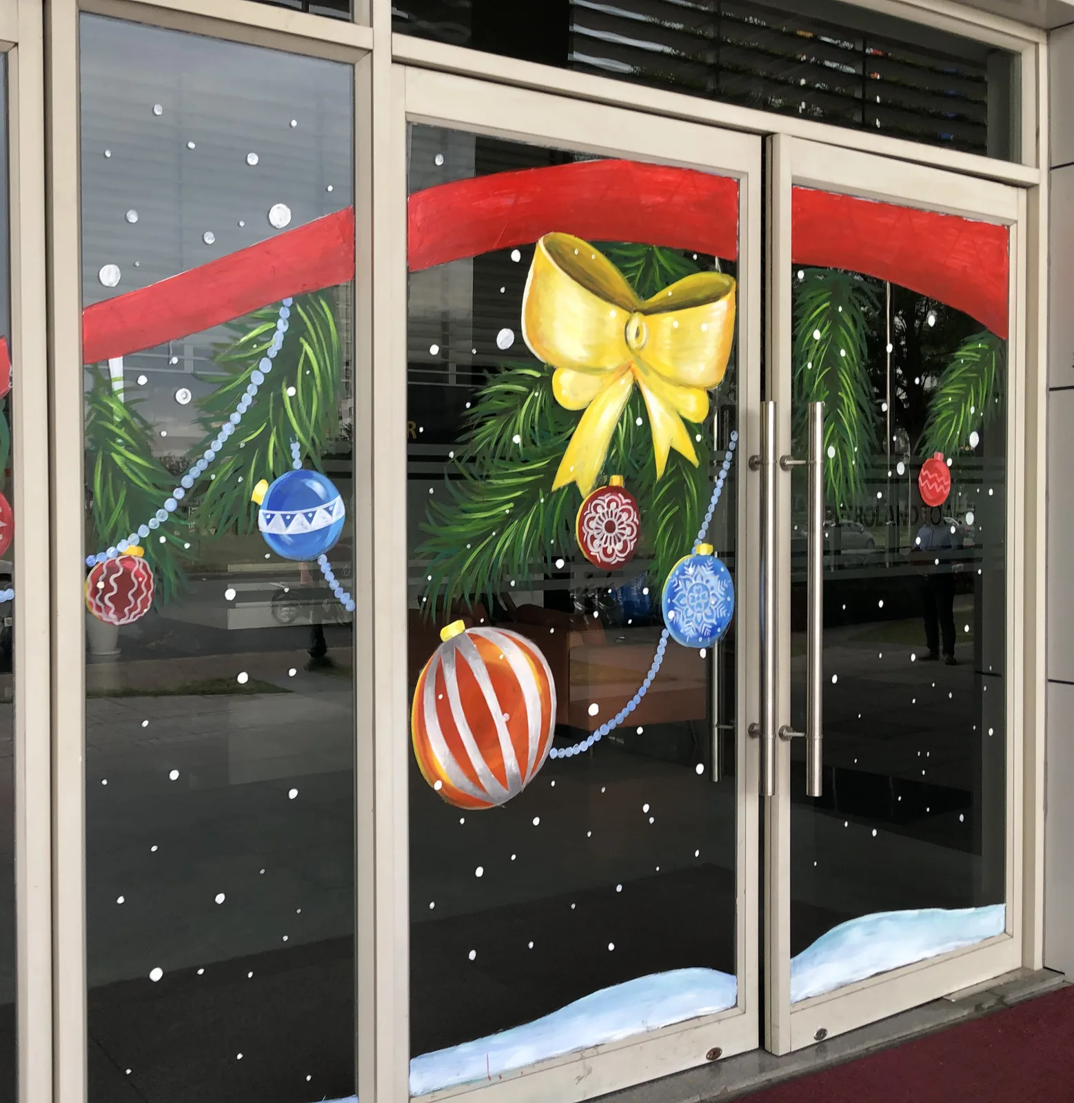 Vẽ tranh kính Noel ruy băng đỏ, chuông vàng và quả châu trên cửa kính