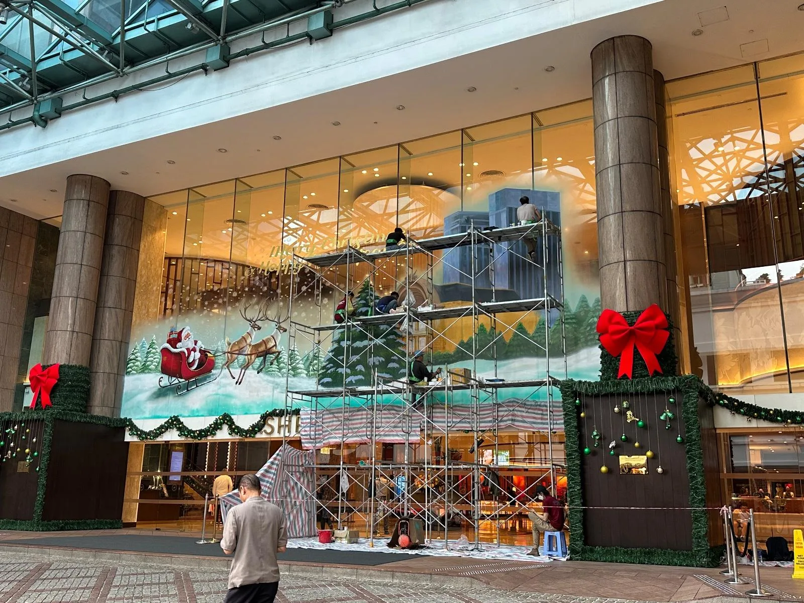 Đội ngũ Thái Luận Art dựng giàn giáo vẽ tranh kính Noel trên vách kính mặt tiền khách sạn