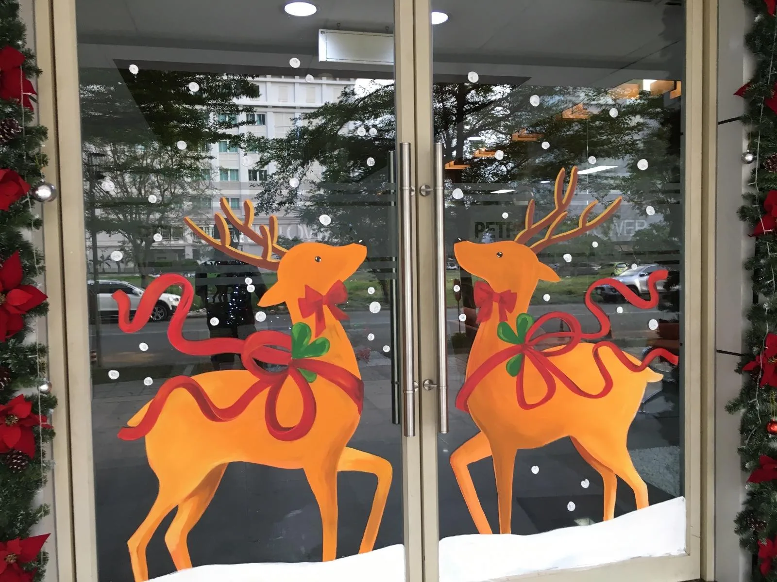 Vẽ tranh kính Noel đôi tuần lộc thắt ruy băng đỏ trên cửa kính hai cánh