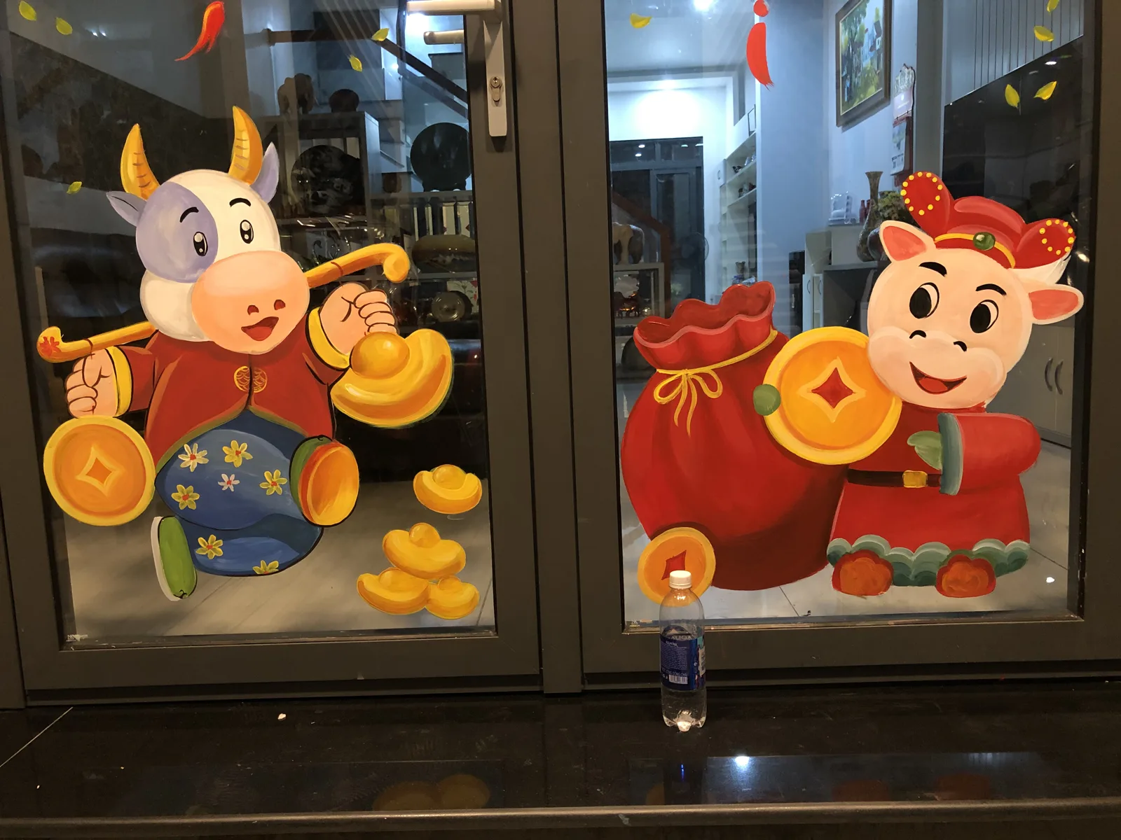 Tranh kính Tết linh vật trâu Tân Sửu gánh đồng xu và túi tiền