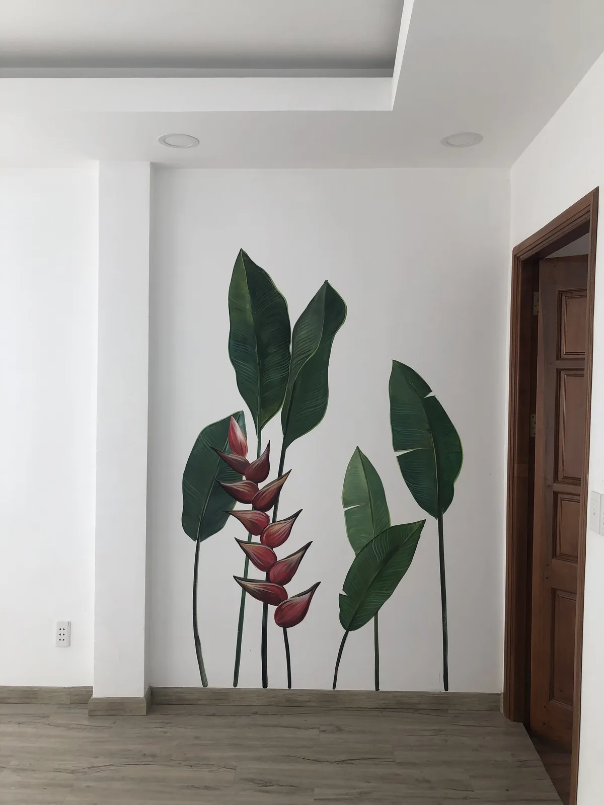 Vẽ tranh tường hành lang cạnh cửa phòng: lá chuối và hoa mỏ két