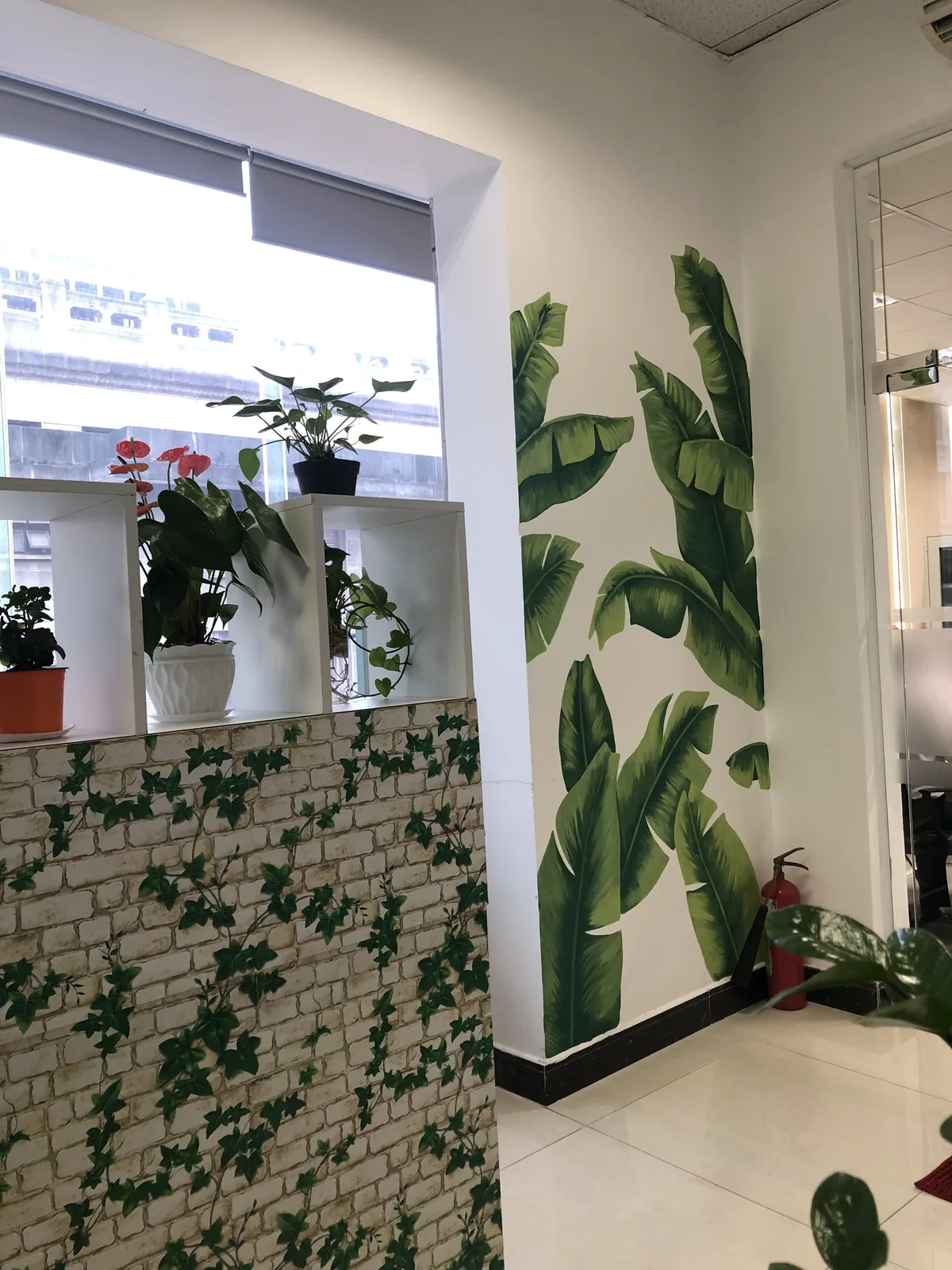 Tranh tường lá chuối ở góc hành lang văn phòng nhìn từ xa