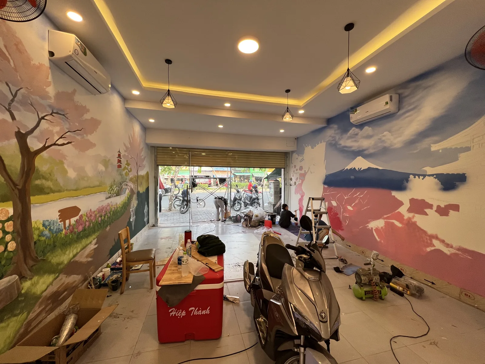 Vẽ tranh tường nhà hàng Nhật: hoa anh đào và núi Phú Sĩ hai bên tường