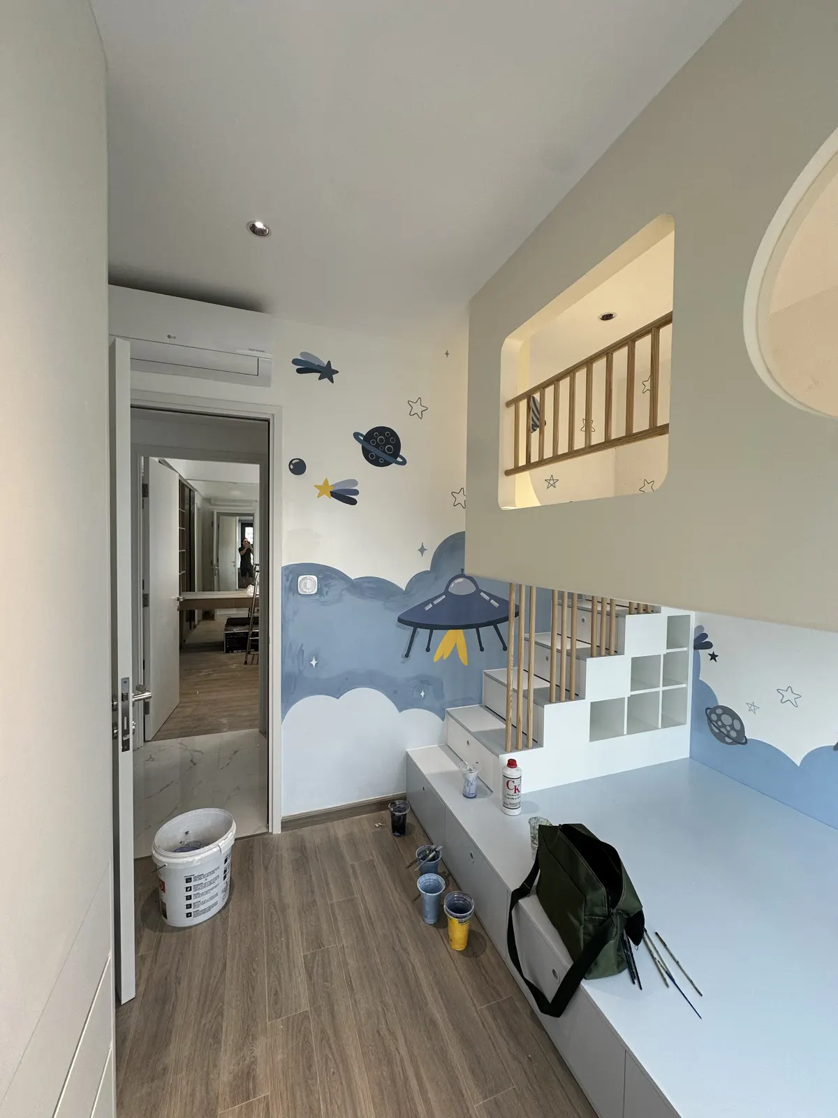 Tranh tường phòng bé chủ đề vũ trụ: mây xanh, đĩa bay dưới giường tầng
