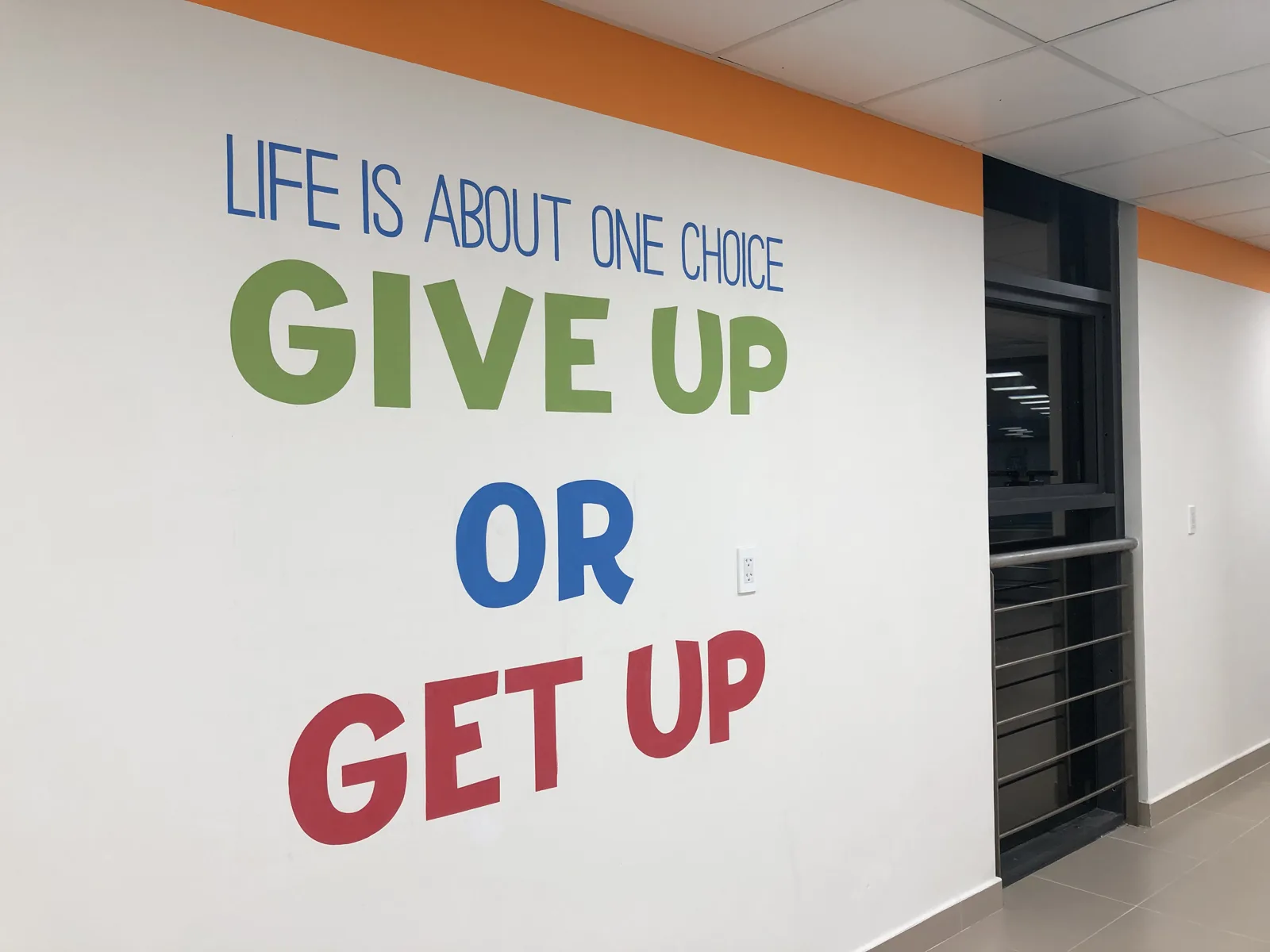 Tranh tường phòng thể chất trường học chữ Give up or Get up