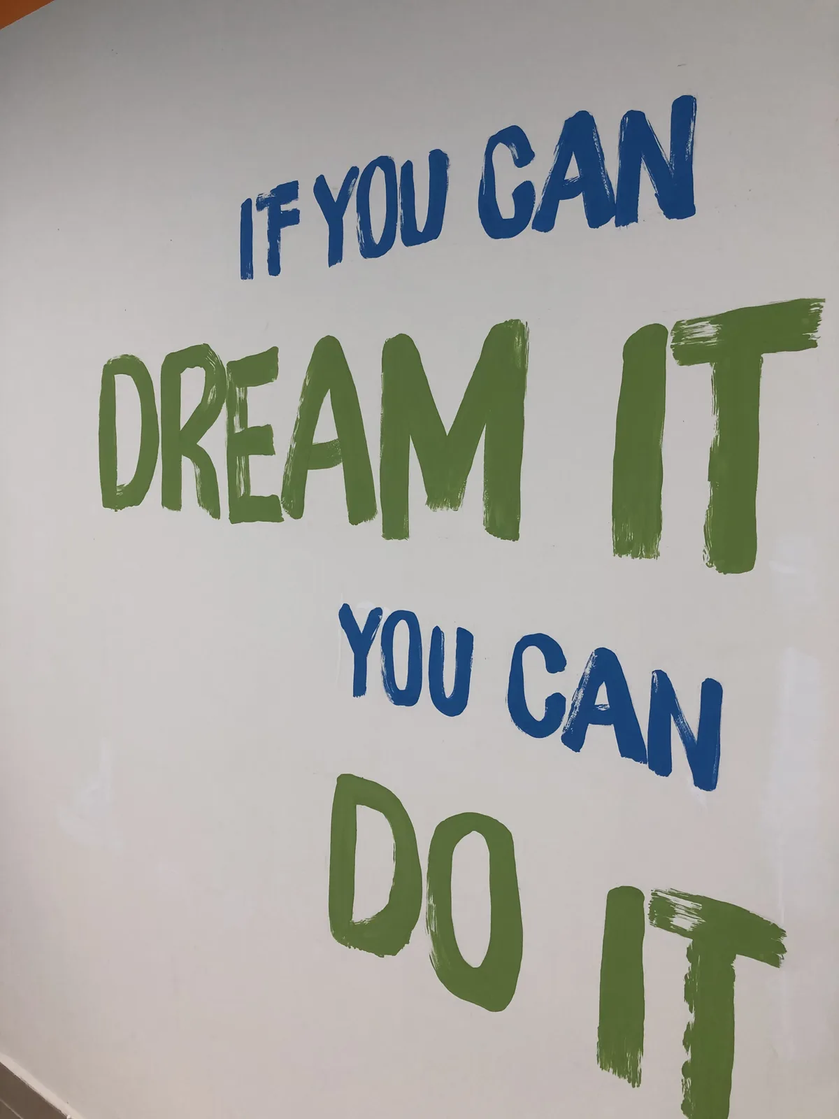 Vẽ tranh tường phòng thể chất chữ If you can dream it you can do it