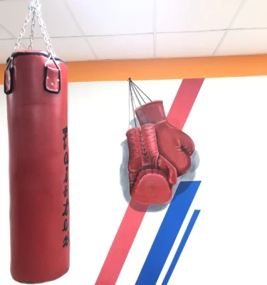 Vẽ tranh tường phòng gym: đôi găng đấm bốc 3D cạnh bao cát thật