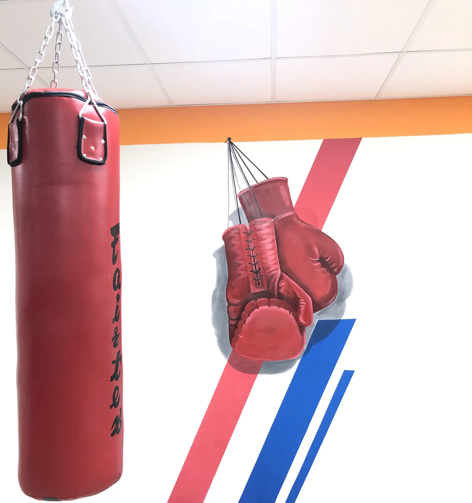 Vẽ tranh tường phòng thể chất: đôi găng đấm bốc 3D cạnh bao cát thật