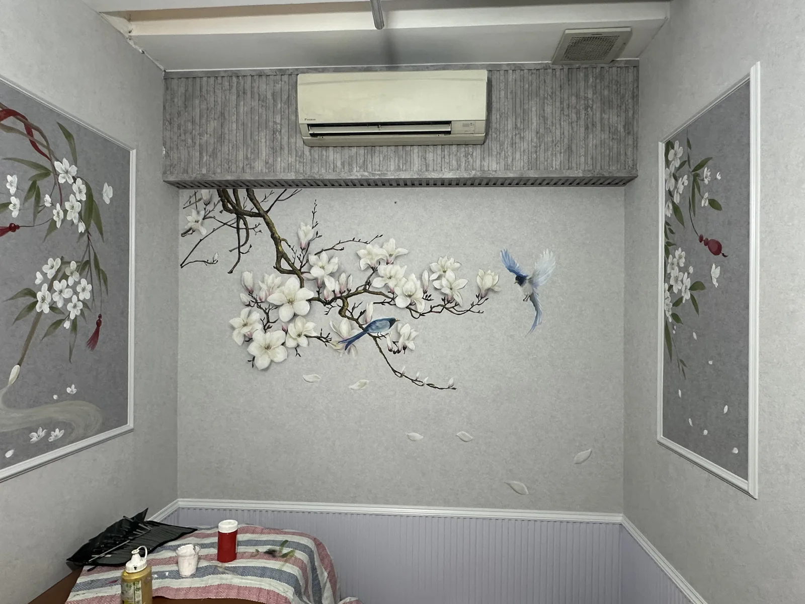 Vẽ tranh tường phòng spa cành hoa trắng trên nền xám, ô tranh hai bên