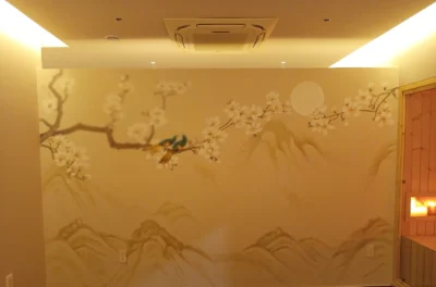 Vẽ tranh tường phòng spa tông vàng cành hoa trắng chim núi sương