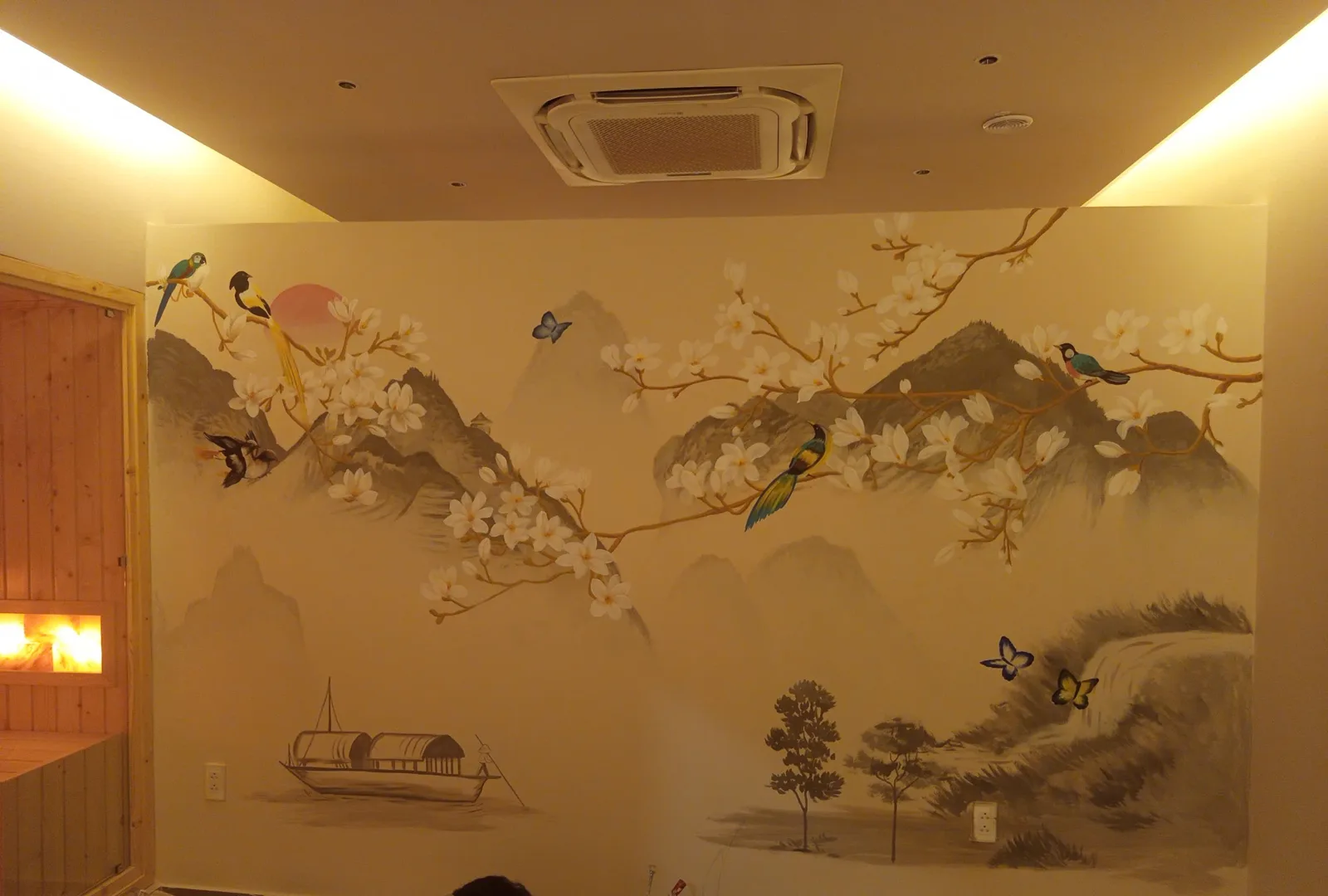 Vẽ tranh tường phòng spa hoa đào chim, thuyền và núi sương