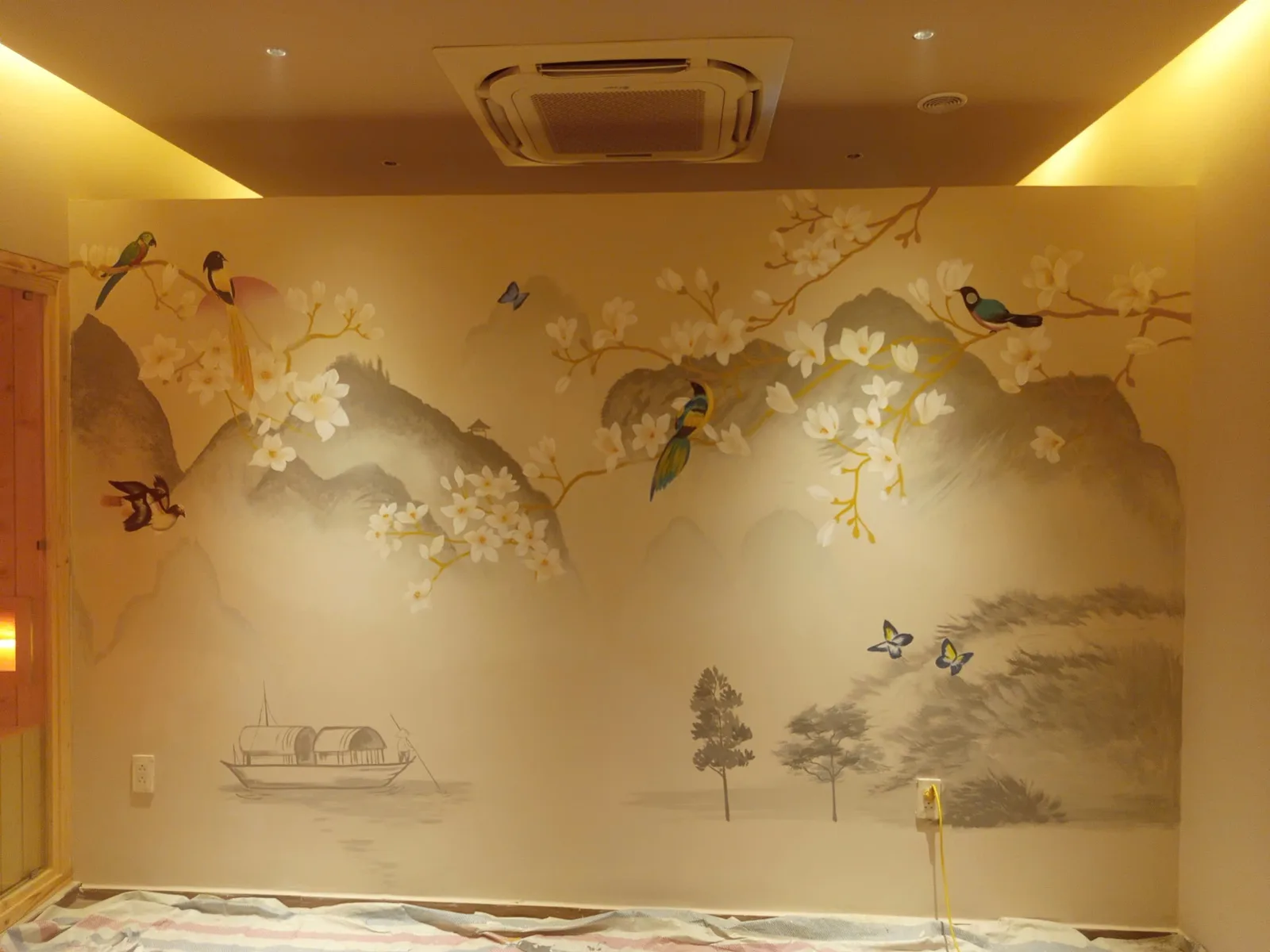Phòng spa tranh tường tông vàng ấm, ánh đèn hắt trần
