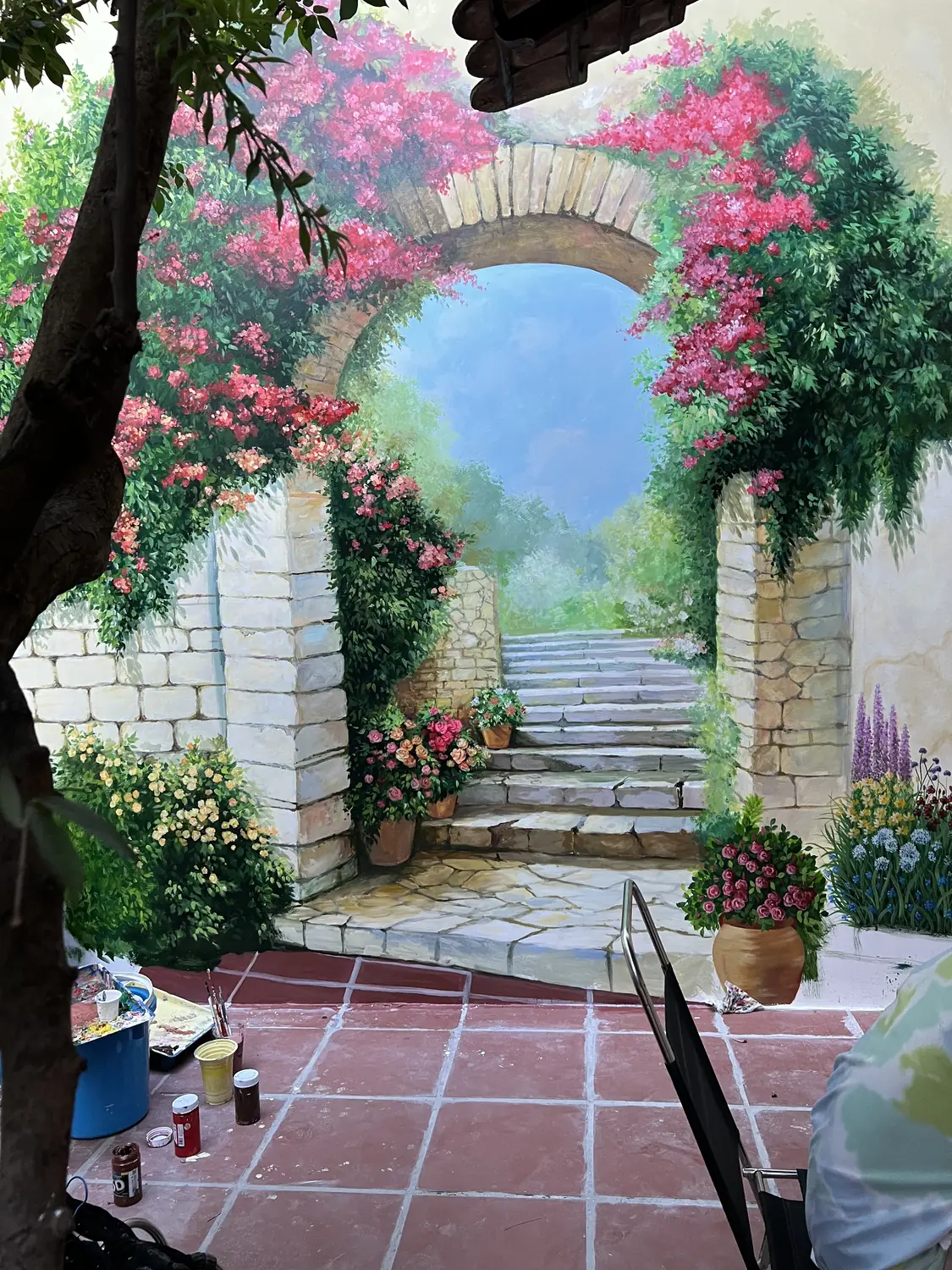 Tranh tường 3D quán cà phê: vòm đá, cầu thang và khu vườn phía xa