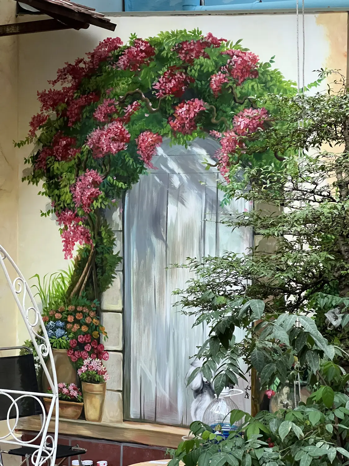 Vẽ tranh tường 3D quán cà phê sân vườn: vòm hoa giấy và cánh cửa gỗ