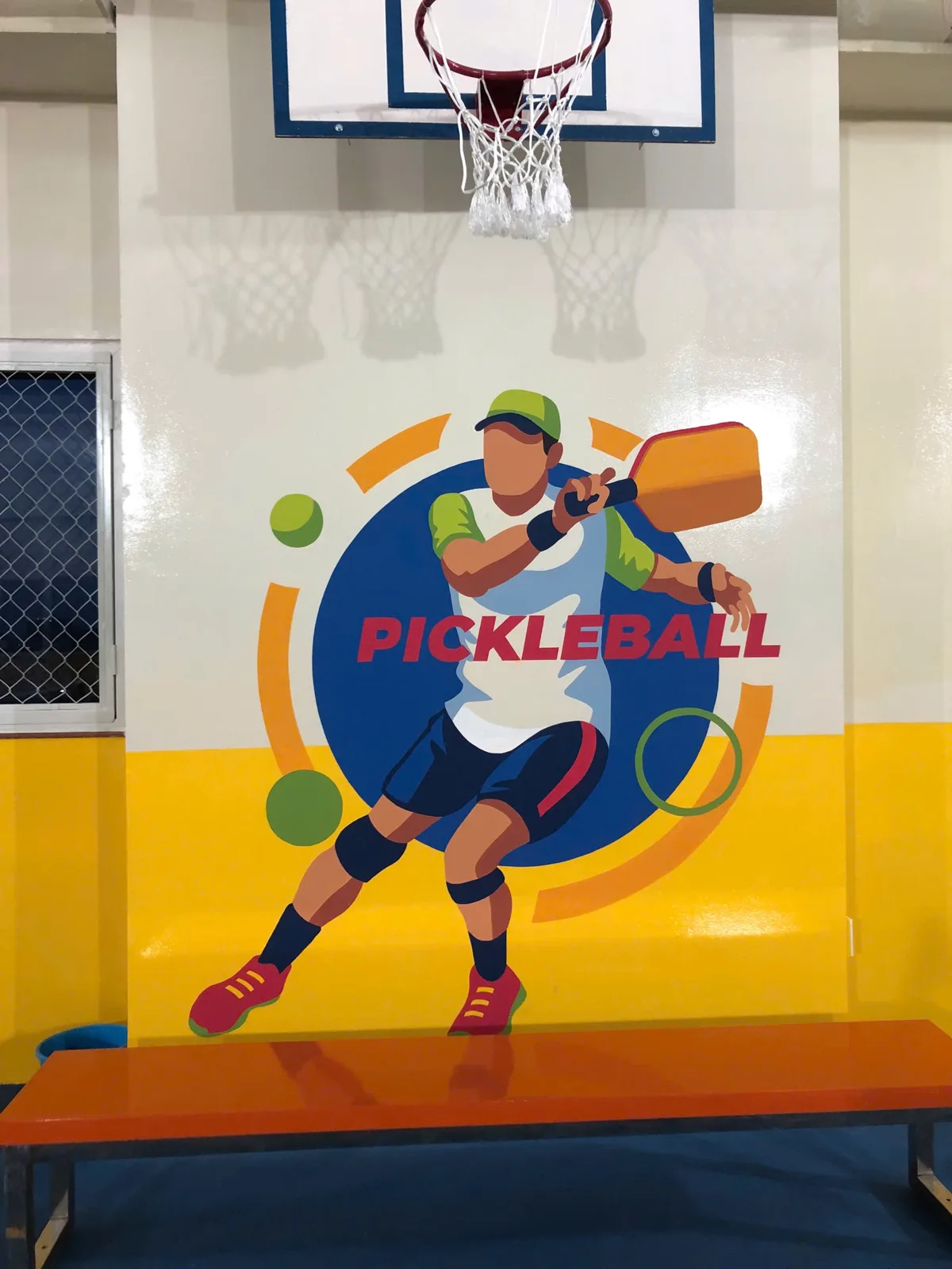 Tranh tường khu pickleball trong phòng thể chất trường đại học