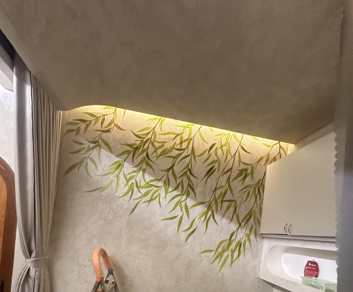 Vẽ tranh tường TP.HCM lá tre xanh vàng nhẹ nhàng trong phòng spa