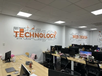Vẽ tranh tường văn phòng với chữ TECHNOLOGY và WEB DESIGN cho khu làm việc chung